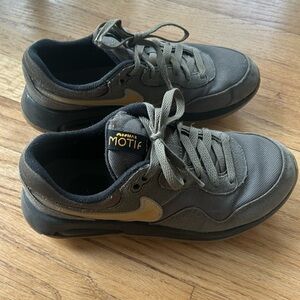 Nike boys Air Max Motif size US 4Y